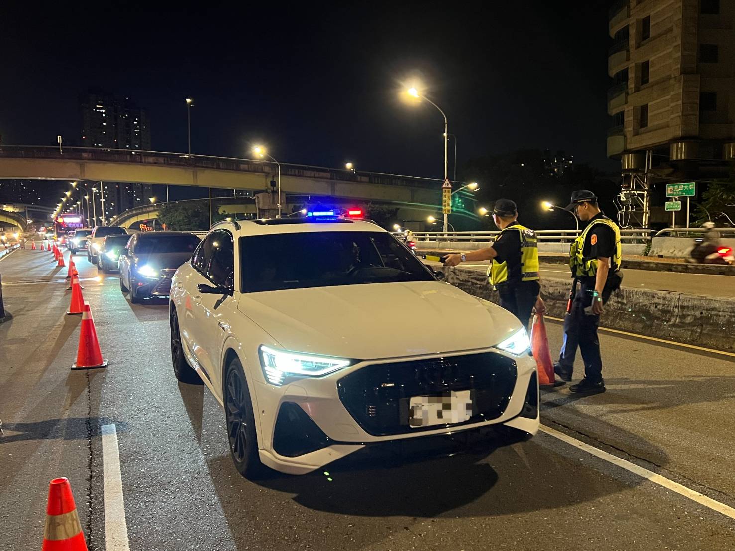警方展開第六波全市同步取締毒(酒)駕專案勤務。(圖/記者李健興 翻攝)
