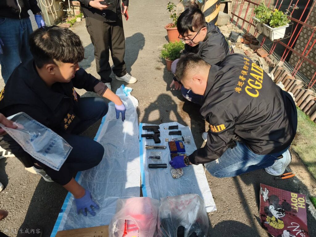 嫌犯「種花」兼「埋槍」!海巡眼尖揪出槍彈，驚見改造手槍與百發子彈。（圖／海巡署）