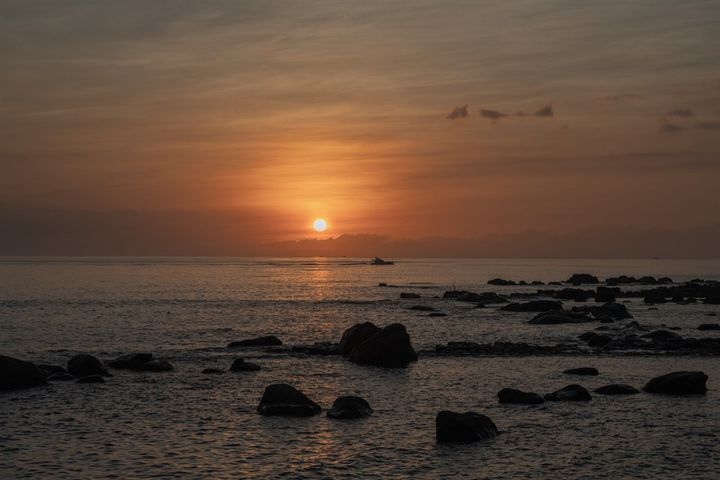 相約基隆和平島，從阿拉寶灣第一道晨光出發，梵音療癒、淨灘行動喚醒島嶼感官。　圖：北海岸及觀音山國家風景區管理處／提供