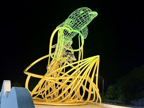 西嶼觀光新地標！外垵璀璨海豚《泳進》絢爛燈光夜間更亮眼 