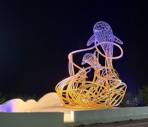 西嶼觀光新地標！外垵璀璨海豚《泳進》絢爛燈光夜間更亮眼 
