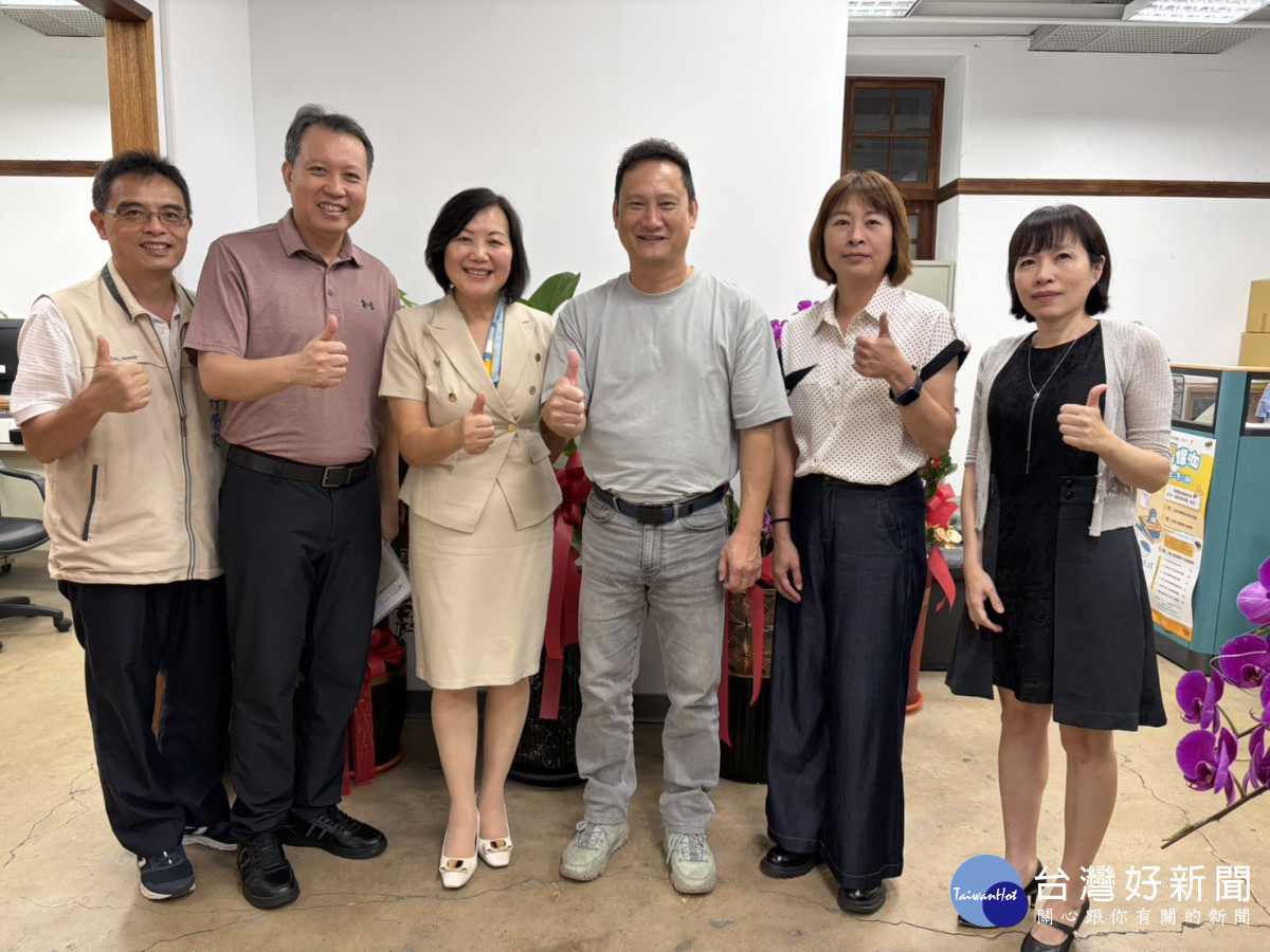 主任白恩惠（左三）率領榮家服務團隊，拜會新竹市政府民政處長曹永明（右三），雙方就長輩照護與跨單位合作議題進行深入交流。