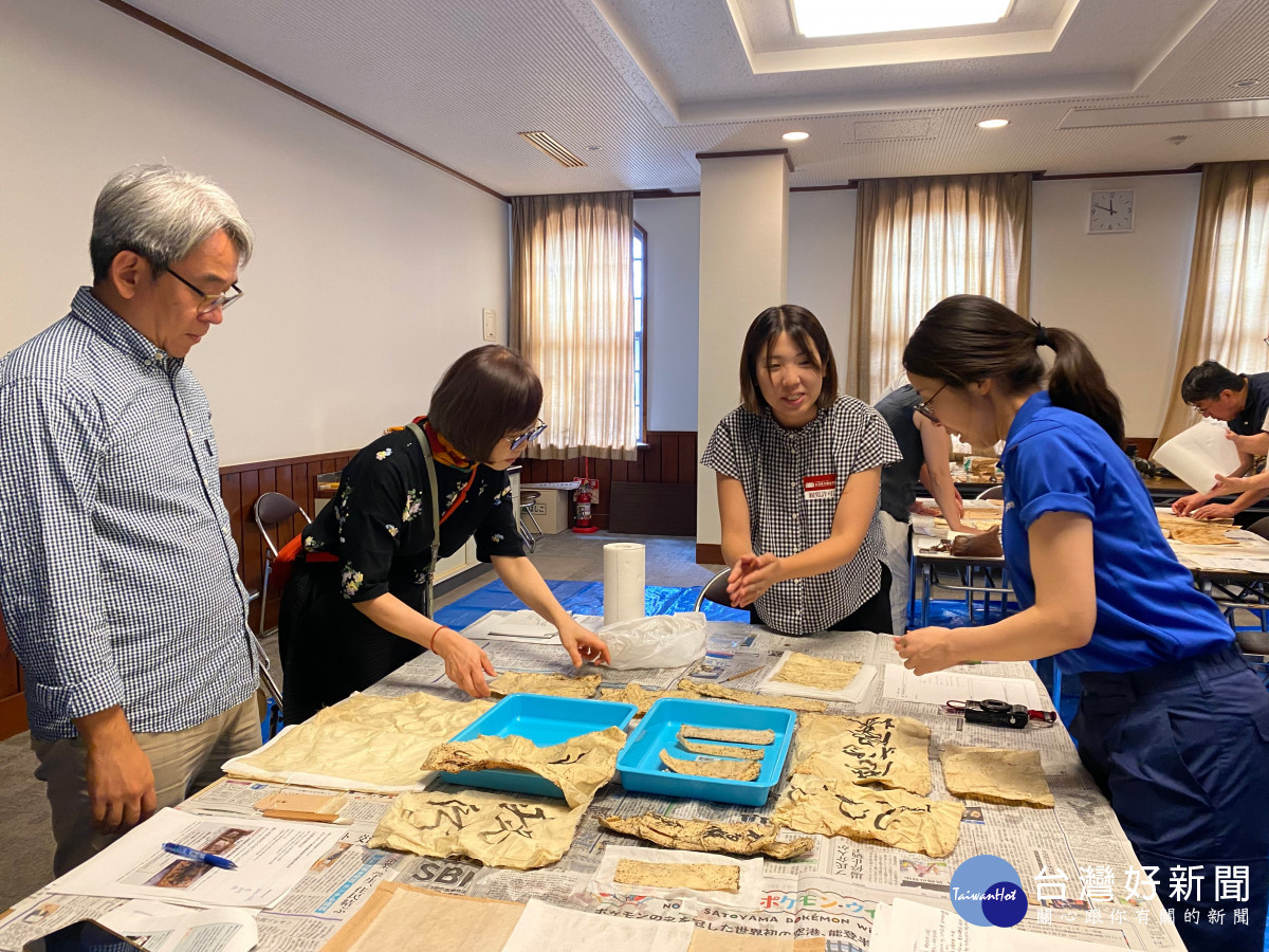 臺史博赴日本能登地區參與受災古文書搶救工作坊，了解古文書緊急處置與保存方式。左一為臺史博館長謝仕淵。