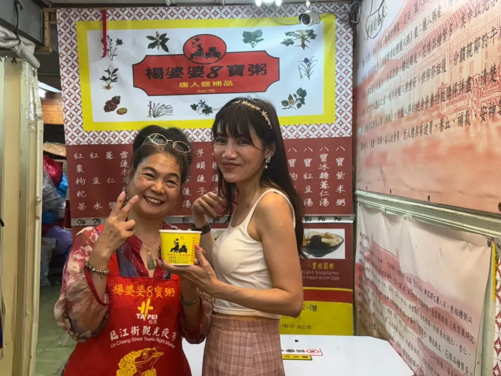 「2026臨江無塑夜市・輕鬆逛無塑呷」配合店家與「環保小天使」合影