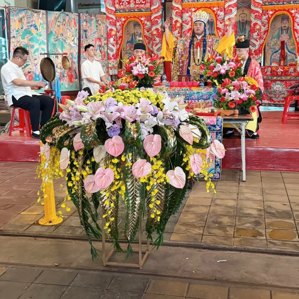 台北花市延續 20 年傳統,運用各式花卉布置普渡會場,展現祭祀文化結合花卉之美,並持續推廣中元祭祀用花。
