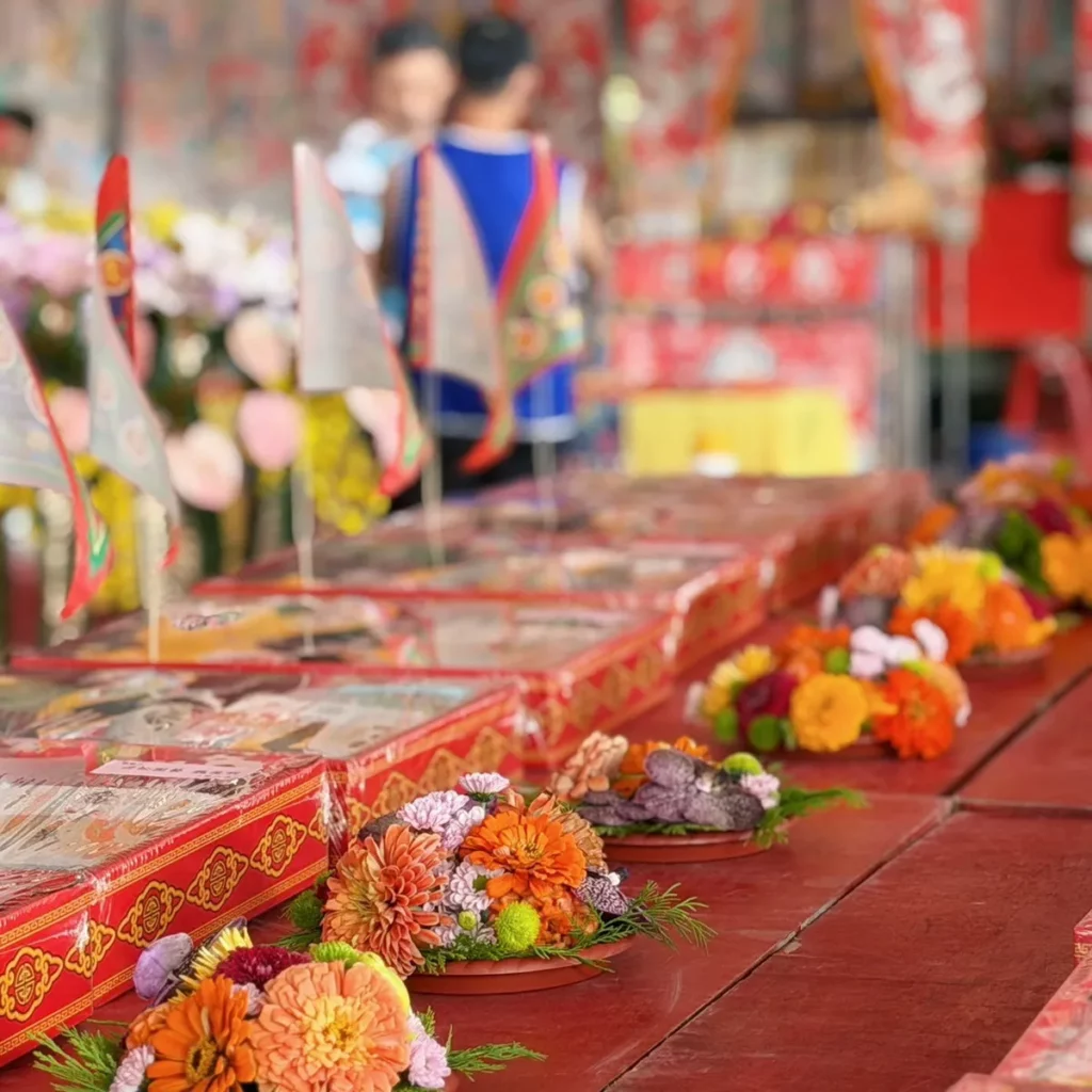 台北花市延續 20 年傳統,運用各式花卉布置普渡會場,展現祭祀文化結合花卉之美,並持續推廣中元祭祀用花。