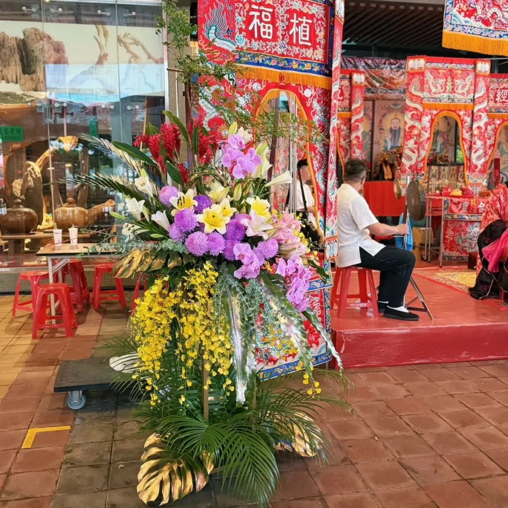 台北花市延續 20 年傳統,運用各式花卉布置普渡會場,展現祭祀文化結合花卉之美,並持續推廣中元祭祀用花。