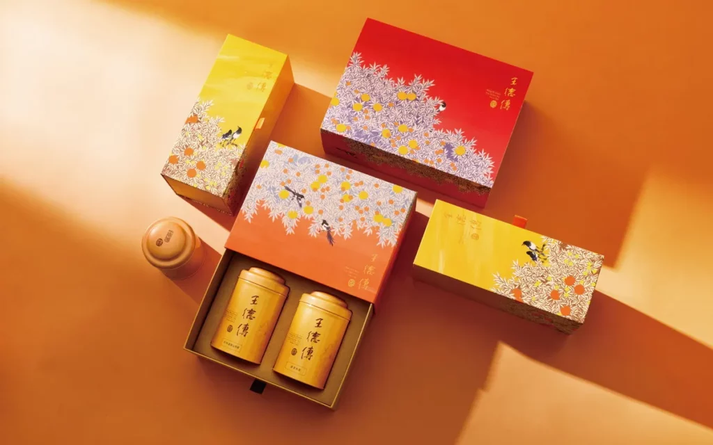 王德傳延續丙午年度「光」的品牌主題,本次推出多款搭配禮盒系列,最低價格自新台幣980元起,即日起於各店面販售。