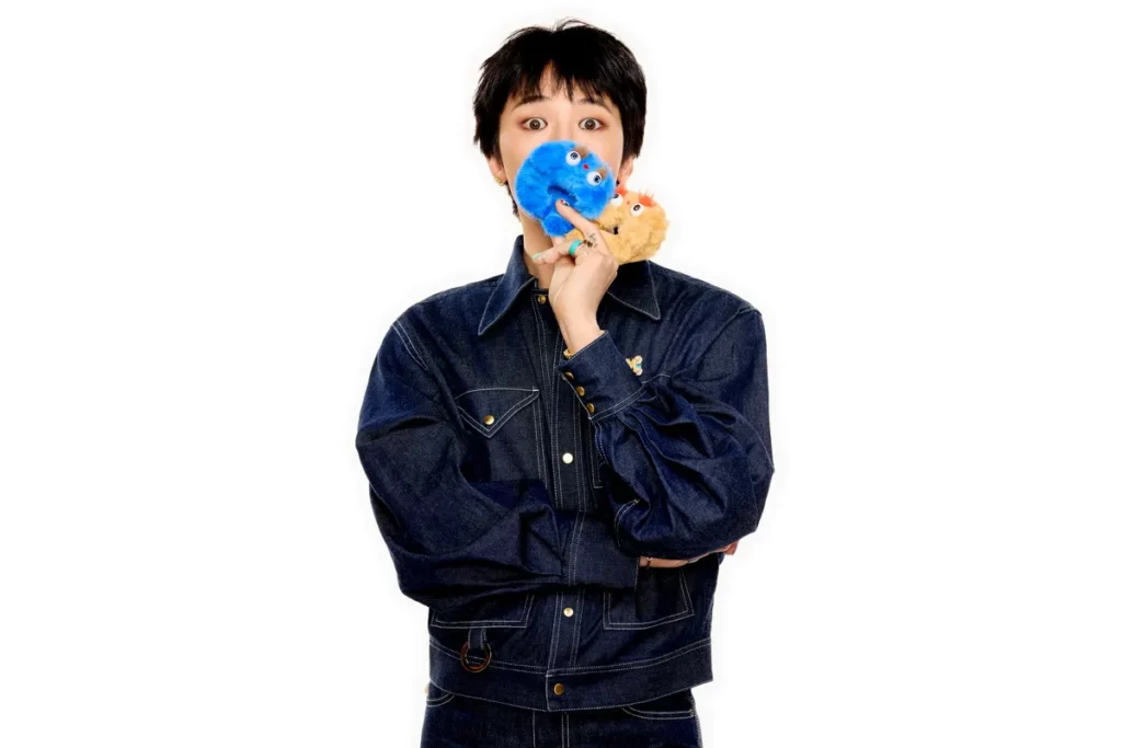 全球代言人 G-DRAGON 以清爽俐落的深髮色造型現身,以其獨特風格演繹字母絨毛系列、CASETiFY Travel 系列行李箱