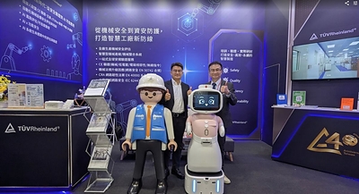 德國萊因工業服務與資訊安全服務總經理劉緯強(左)與長聯科技董事長李友錚(右)與「愛寶」機器人合影 德國萊因工業服務與資訊安全服務總經理劉緯強(左)與長聯科技董事長李友錚(右)與「愛寶」機器人合影