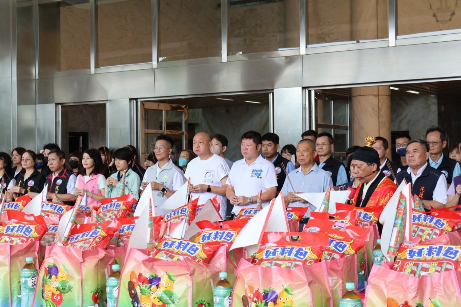 普渡結束後，議會將把供品及愛心物資轉送弱勢家庭與公益機構，讓傳統祭祀化為實際關懷。（圖／記者 趙靜姸翻攝）