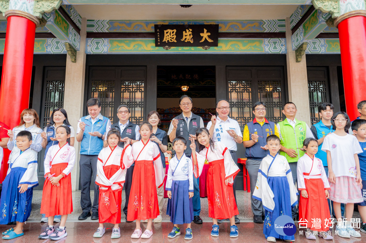張市長與身著漢服的學童合影。<br /><br /> <br /><br />