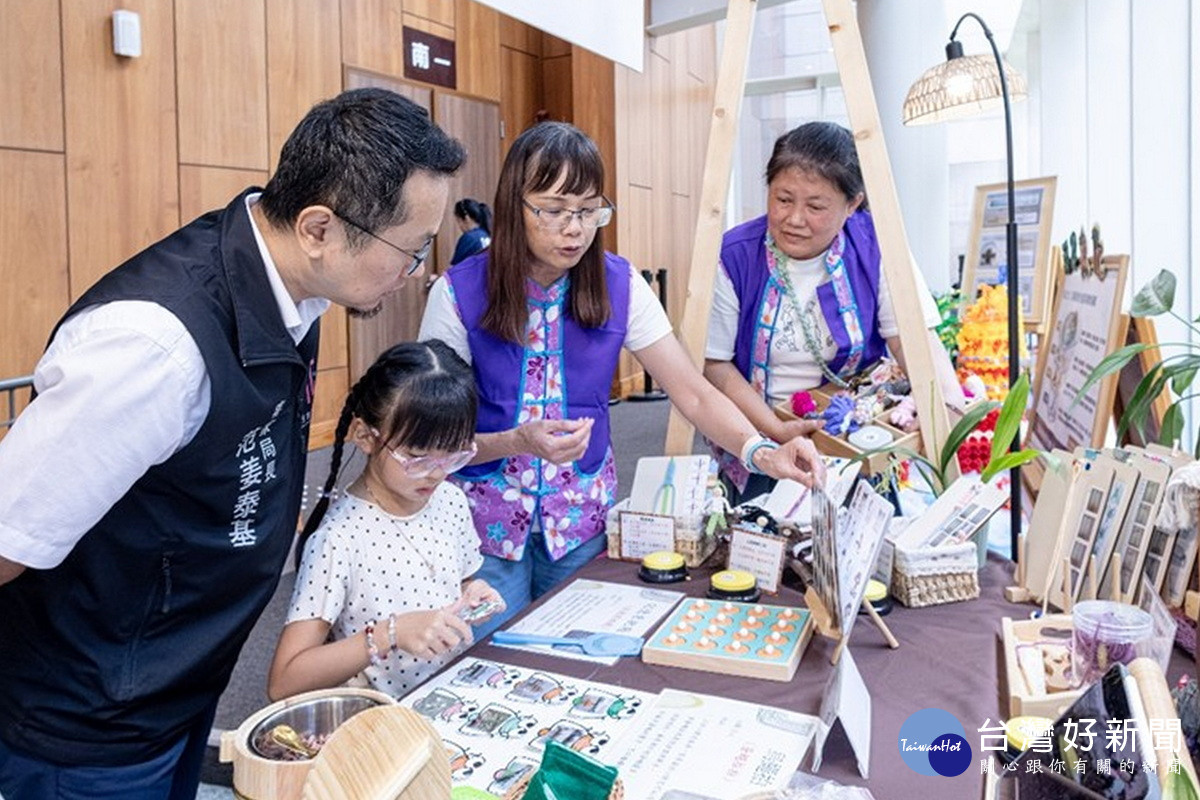 龍潭幼兒園運用多元教具及幼兒自製公仔,將在地文化融入客語沉浸式教學。