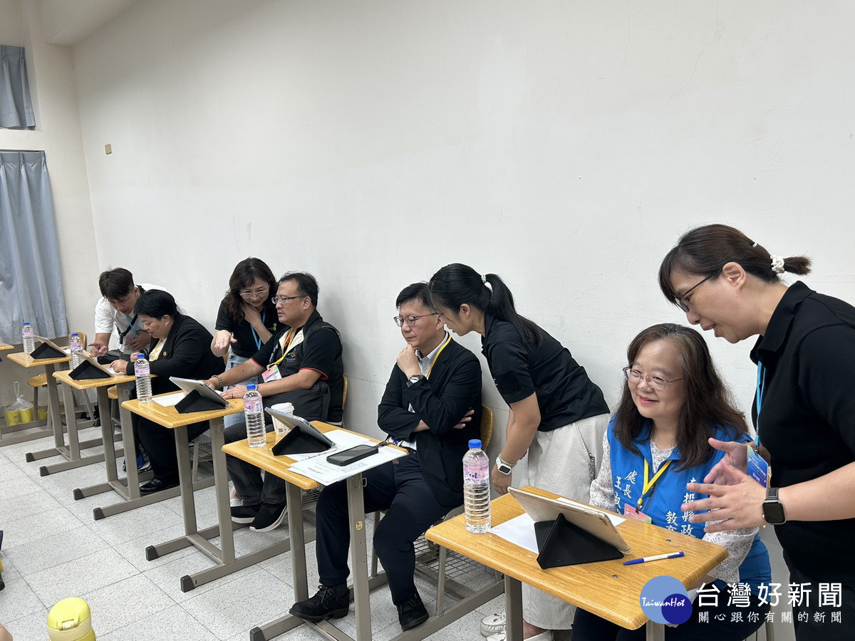 教育處長王淑玲 (右二)特別參與研習。(縣府提供)