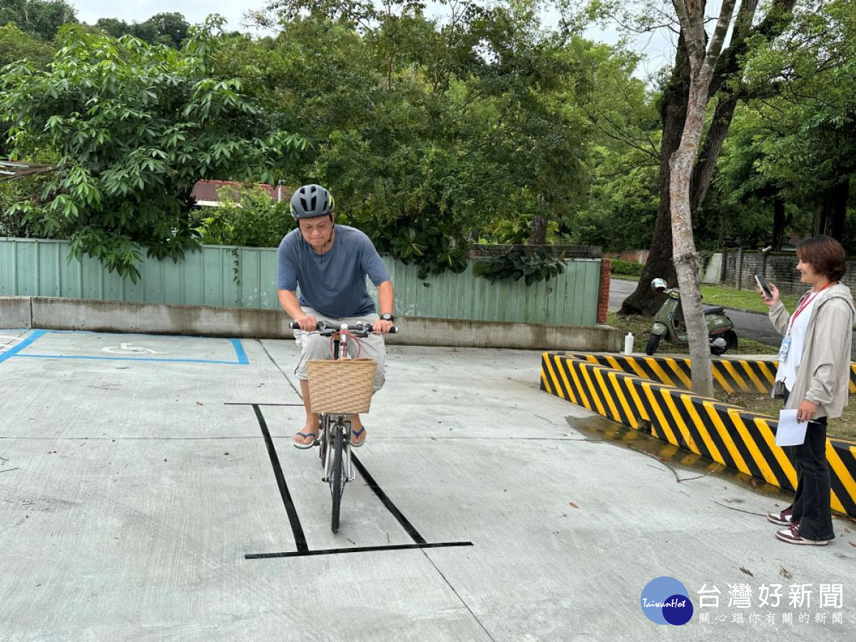 參與省府單車騎遇記的民眾，在騎行與探索之間發現南投更多美好，沿途完成任務集點-慢速單車騎直線考驗。(圖/記者賴淑禎攝)