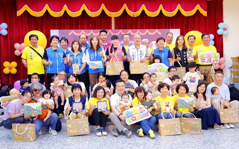 苗栗市「悅讀.閱讀贈書禮袋」溫馨登場 百組家庭攜手開啟寶寶閱讀人生