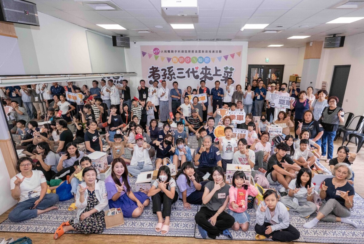 ▲三代同堂共下廚，「烏矸仔ㄟ秘密」盲盒豆食材激發料理創意。(圖/記者顏淑娟翻攝)