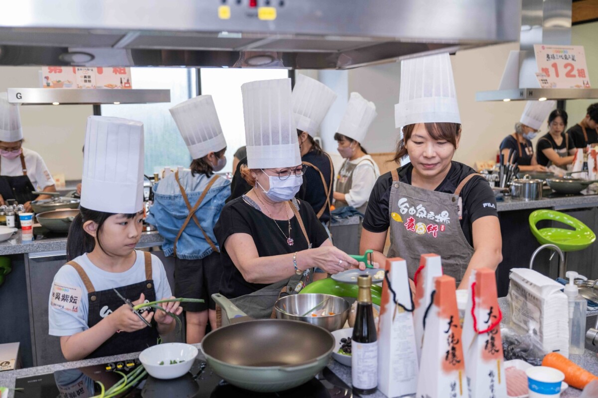 ▲「三代同堂」祖孫、親子一起組隊下廚，透過料理交流不同世代的飲食記憶。(圖/記者顏淑娟翻攝)