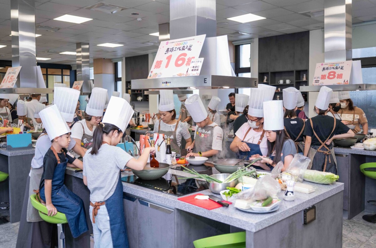 ▲「三代同堂」祖孫、親子一起組隊下廚，透過料理交流不同世代的飲食記憶。(圖/記者顏淑娟翻攝)