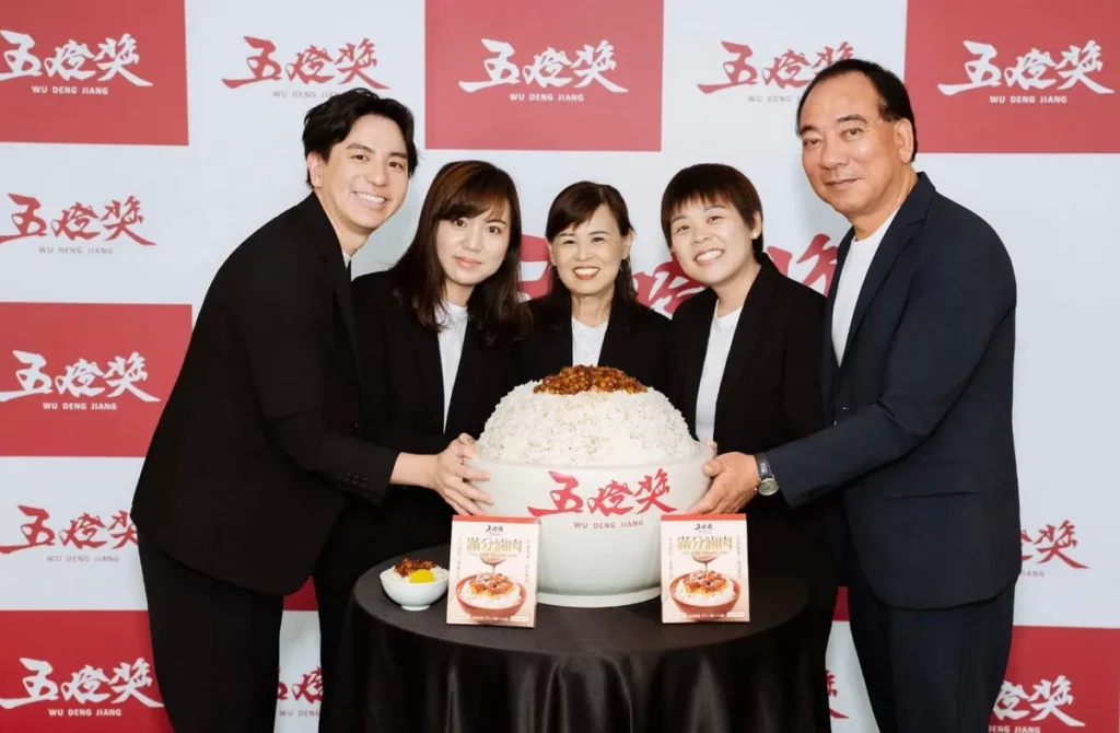 五燈獎策略長黃郁傑（左起）、營運長黃郁珊、執行長黃怡螢、營運長黃鈺婷與董事長黃瑞榮全體出席記者會。