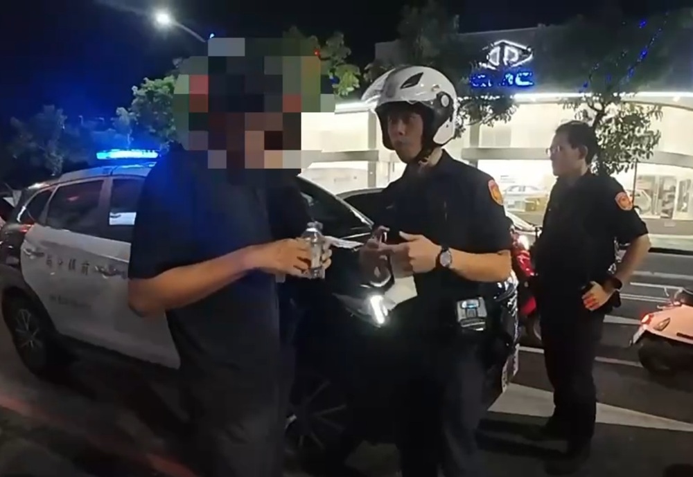 開車疑蛇行 警攔查40歲男酒測值超標直喊不可能 248 cnews204260822a01