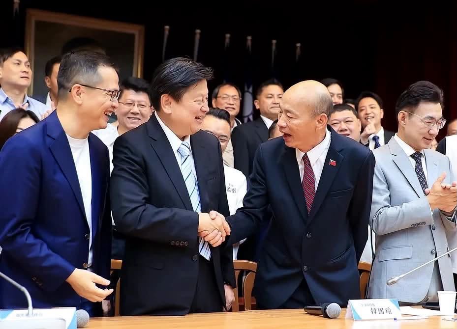 韓國瑜、傅崐萁同框合照 李彥秀喊「唇亡齒寒」:國民黨沒有分裂本錢 246 韓國瑜、傅崐萁同框合照 李彥秀喊「唇亡齒寒」:國民黨沒有分裂本錢 245