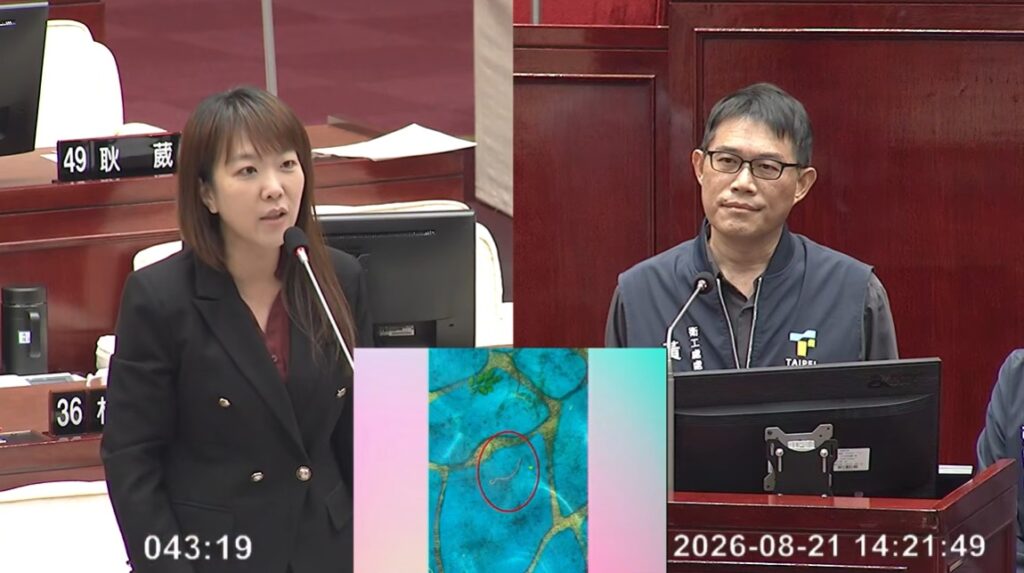內湖運動公園戲水池驚見蚯蚓、破磁磚!張文潔痛批工務局固定清潔日玩假的。(圖/張文潔辦公室)