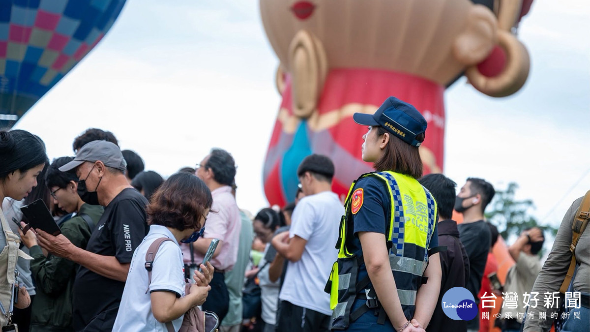 波麗士堅守崗位維護交通，迎接李多慧助陣石岡熱氣球嘉年華。（圖/台中市警局）
