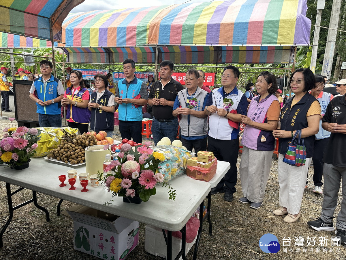 廖鄉長與嘉賓一同上香祈求烘焙順利。（記者扶小萍攝）