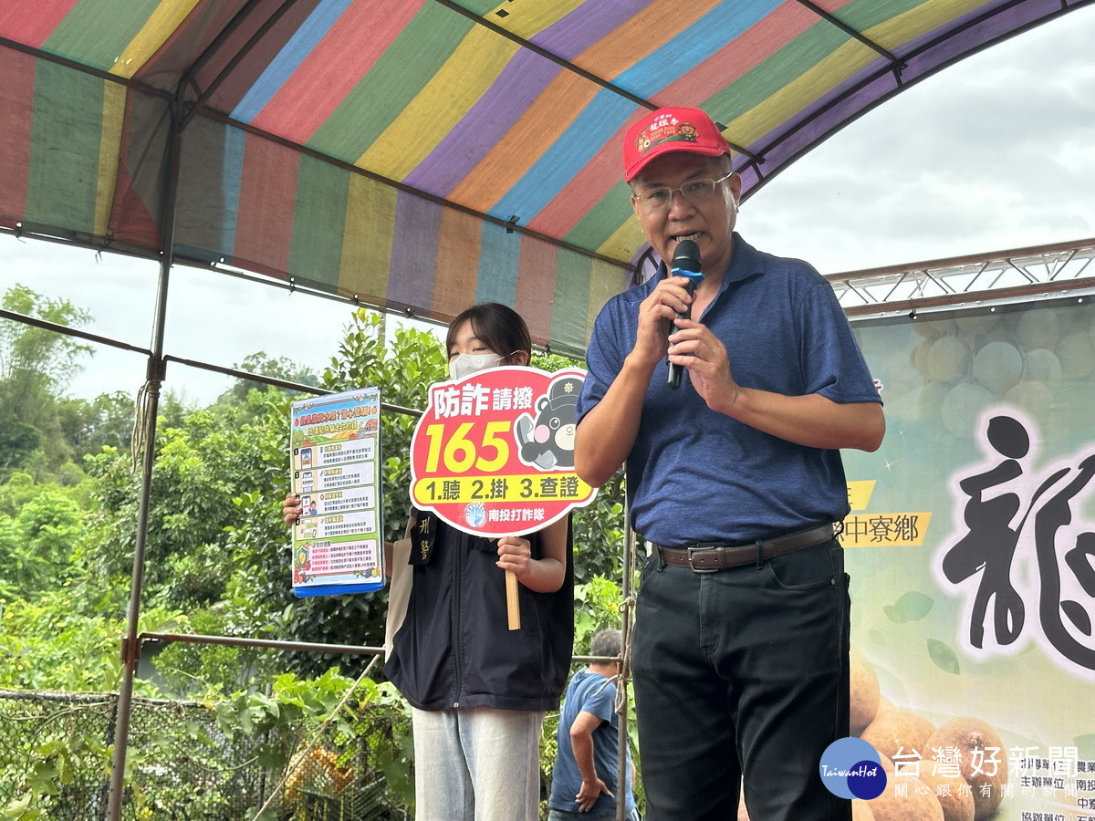 陳副分局長宣導請大家勿 受騙。(記者扶小萍攝)