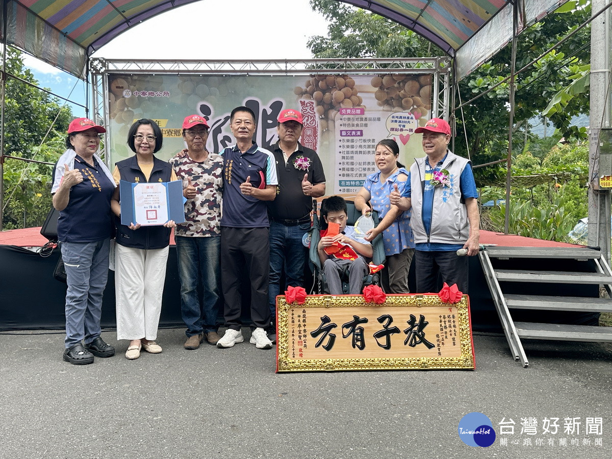 廖鄉長及縣府駐區何主任等贈總統獎學童紅包。(記者扶小萍攝)