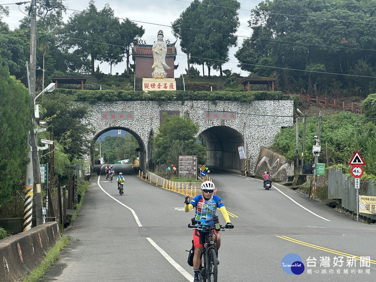 沿途風景宜人菩薩護佑。(記者扶小萍攝)