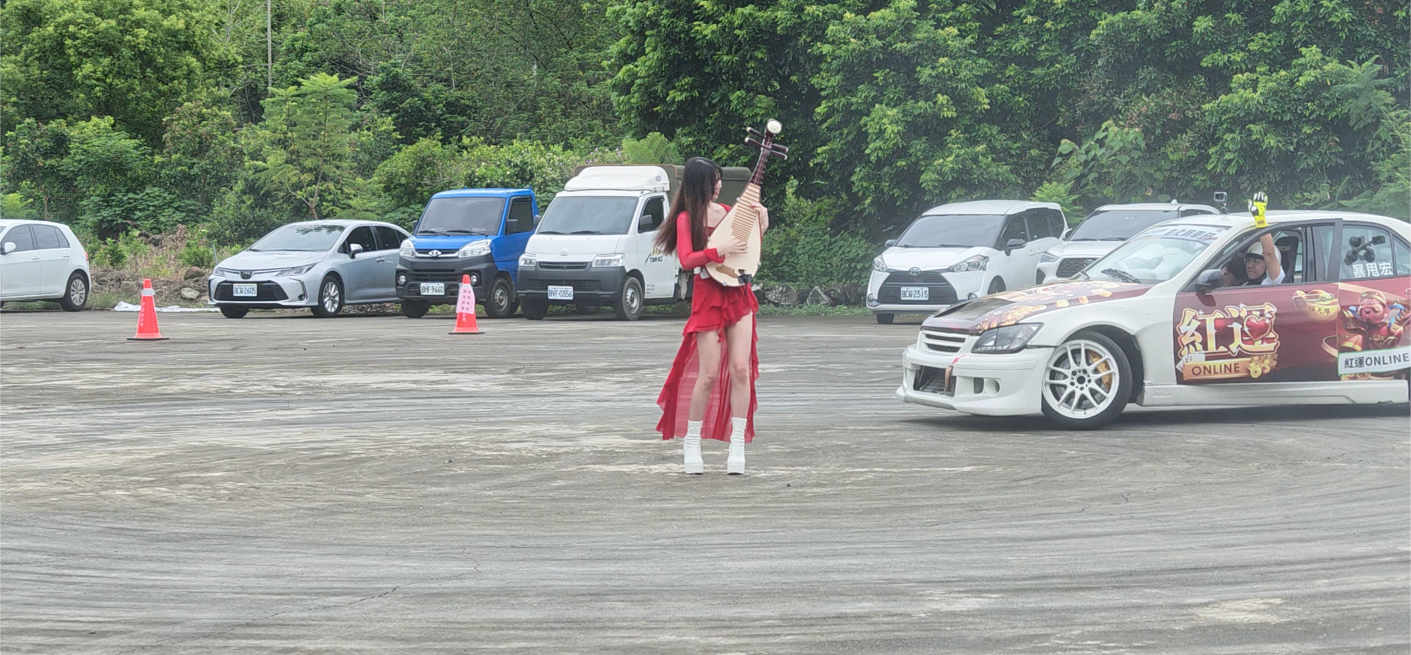 甩尾尬琵琶震撼中寮!「暴甩宏」龍眼文化季炫技 樂手站車陣中央淡定演奏