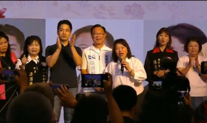 台北市長蔣萬安23日專程赴嘉義市,與嘉義市長黃敏惠及藍白共推的嘉義市長參選人張啓楷,共同出席嘉義市婦女會理事長交接典禮暨張啓楷、蔣萬安婦女社團後援總會成立大會。(圖/記者翻攝)
