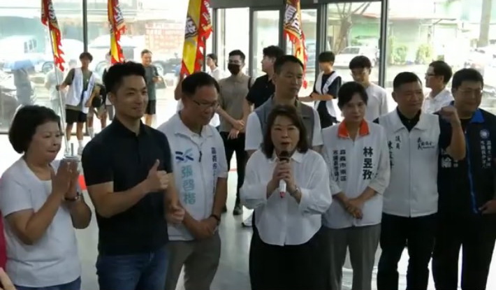 嘉義市長黃敏惠強調,自己非常肯定張啓楷「北漂」還能夠返鄉參選市長為市民服務的勇氣,相信延續自己擔任市長期間的優質施政,張啓楷一定有能力承擔,也是張啓楷責無旁貸必須抗起的重責大任。(圖/記者翻攝)