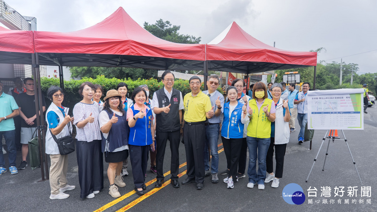 桃園市長張善政出席「楊梅區陽光山林社區視察」與貴賓合影。