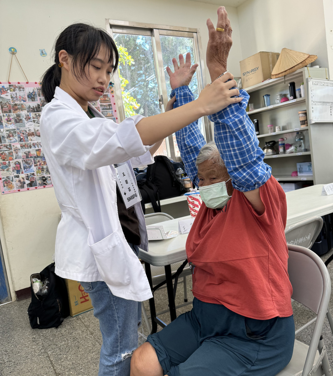 王若芸治療師教導年長者正確的姿勢與運動方式。<br /><br /> <br /><br />