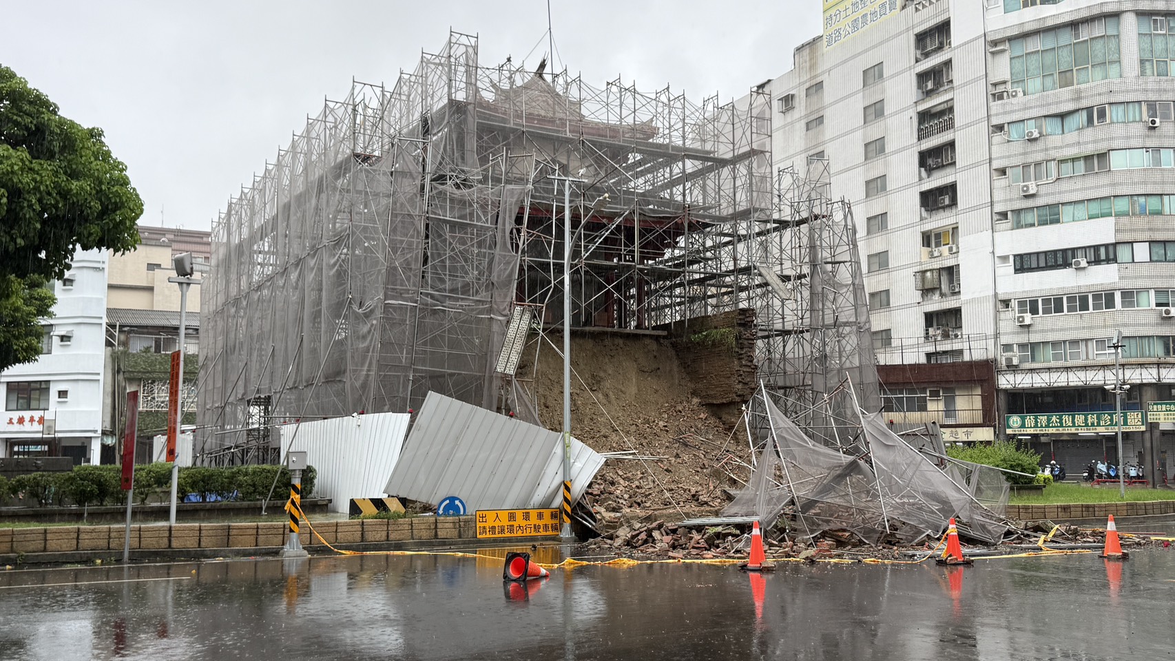 ▲台南東門城撐不住了!豪雨灌裂縫釀崩塌 距上次大修已51年(圖/記者王俊勝 翻攝)