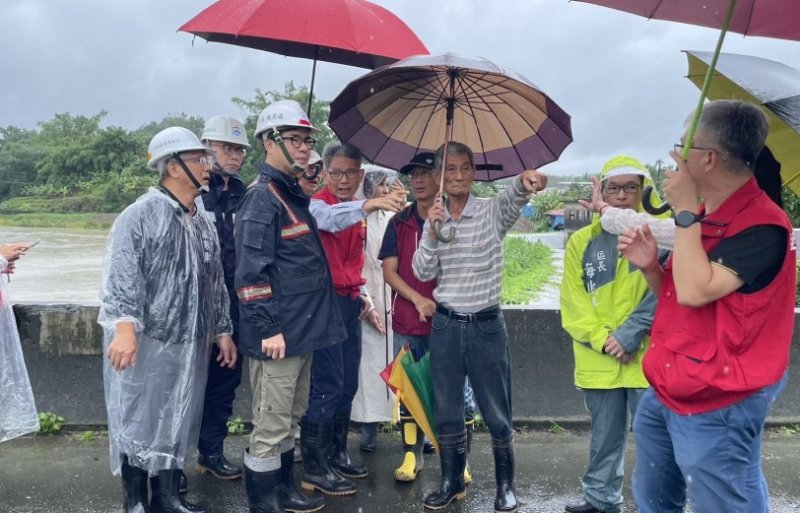 超大豪雨持續警報不斷 陳其邁陪同經濟部賴建信次長視察田寮月世界增佈移動式抽水機