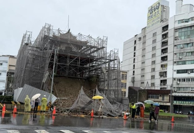 國定古蹟台南大東門側牆雨襲崩落