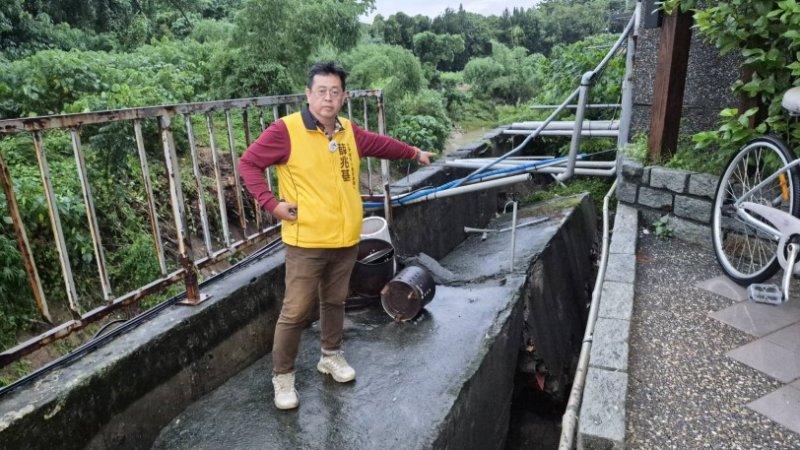 大樓門前掏空急灌漿 左楠市議員參選人薛兆基呼籲市府補足應變盲點