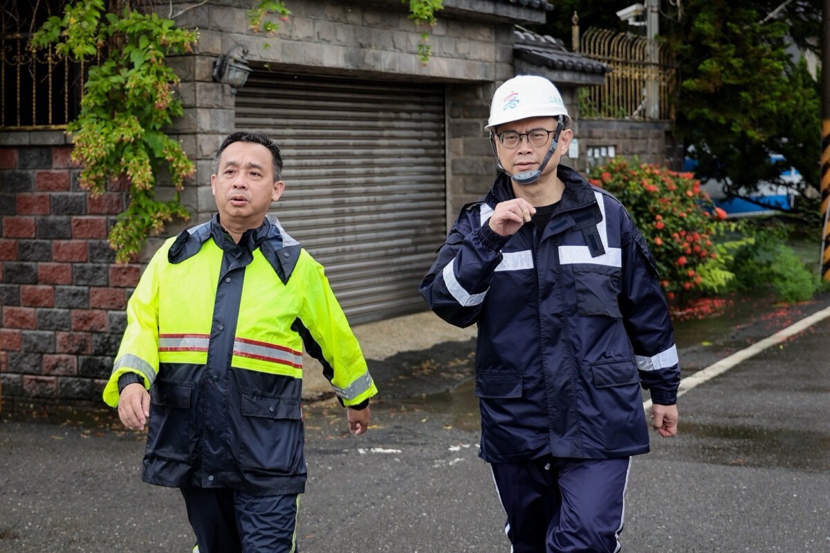 ▲賴瑞隆勘查路竹大德路。(圖/賴瑞隆辦公室提供)
