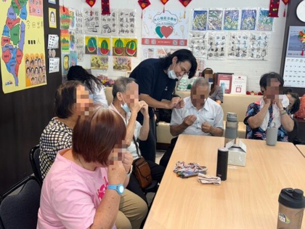臺北市推動長者健康促進課程,透過口腔肌力、呼吸及吞嚥相關活動,提升長者健康識能與自我照護能力。圖大心職能治療所