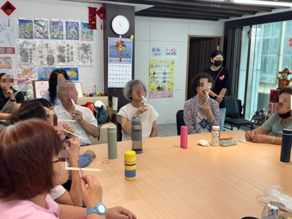 臺北市推動長者健康促進課程,透過口腔肌力、呼吸及吞嚥相關活動,提升長者健康識能與自我照護能力。圖大心職能治療所