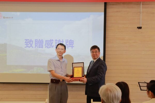 馬偕醫學大學與吉田開發建設代表合影/馬偕醫學大學感謝吉田開發建設捐款支持道路整建,以企業力量支持教育,為師生日常通行增添安心。(圖/馬偕醫大提供)
