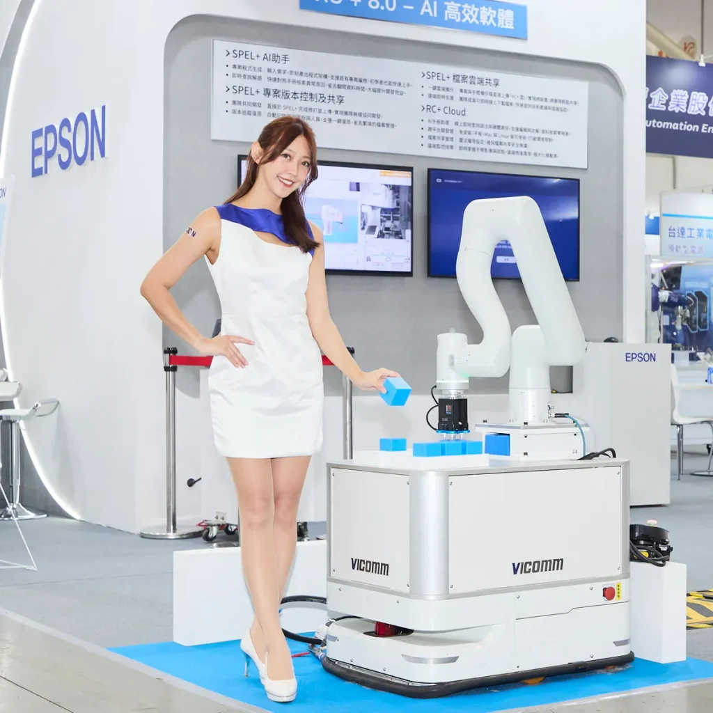 Epson發表首款六軸協作型機械手臂AX6,展現安全、高效的人機協作應用。