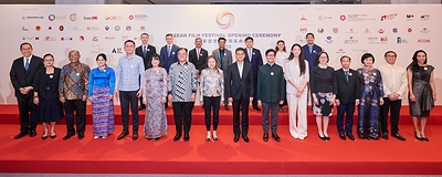 電影節開幕典禮邀得多位嘉賓蒞臨主禮,包括中華人民共和國外交部駐香港特別行政區特派員公署副特派員花有先生(前排右八)、香港特別行政區文化體育及旅遊局局長羅淑佩女士,JP(前排左八)、立法會議員(功能界別 - 旅遊界)江旻憓女士,SBS,MH(前排右六)、東盟國家駐港領團長兼馬來西亞駐香港總領事Muzambli Markam先生(前排左七),以及參與國家的駐港總領事或代表、香港特別行政區政府商務及經濟發展局「一帶一路」專員何力治先生(前排右七)、香港特別行政區政府政制及內地事務局粵港澳大灣區發展專員林雅雯女士,JP(前排右五)以及香港特別行政區政府商務及經濟發展局副秘書長郭頴詩女士,JP。 電影節開幕典禮邀得多位嘉賓蒞臨主禮,包括中華人民共和國外交部駐香港特別行政區特派員公署副特派員花有先生(前排右八)、香港特別行政區文化體育及旅遊局局長羅淑佩女士,JP(前排左八)、立法會議員(功能界別 - 旅遊界)江旻憓女士,SBS,MH(前排右六)、東盟國家駐港領團長兼馬來西亞駐香港總領事Muzambli Markam先生(前排左七),以及參與國家的駐港總領事或代表、香港特別行政區政府商務及經濟發展局「一帶一路」專員何力治先生(前排右七)、香港特別行政區政府政制及內地事務局粵港澳大灣區發展專員林雅雯女士,JP(前排右五)以及香港特別行政區政府商務及經濟發展局副秘書長郭頴詩女士,JP。