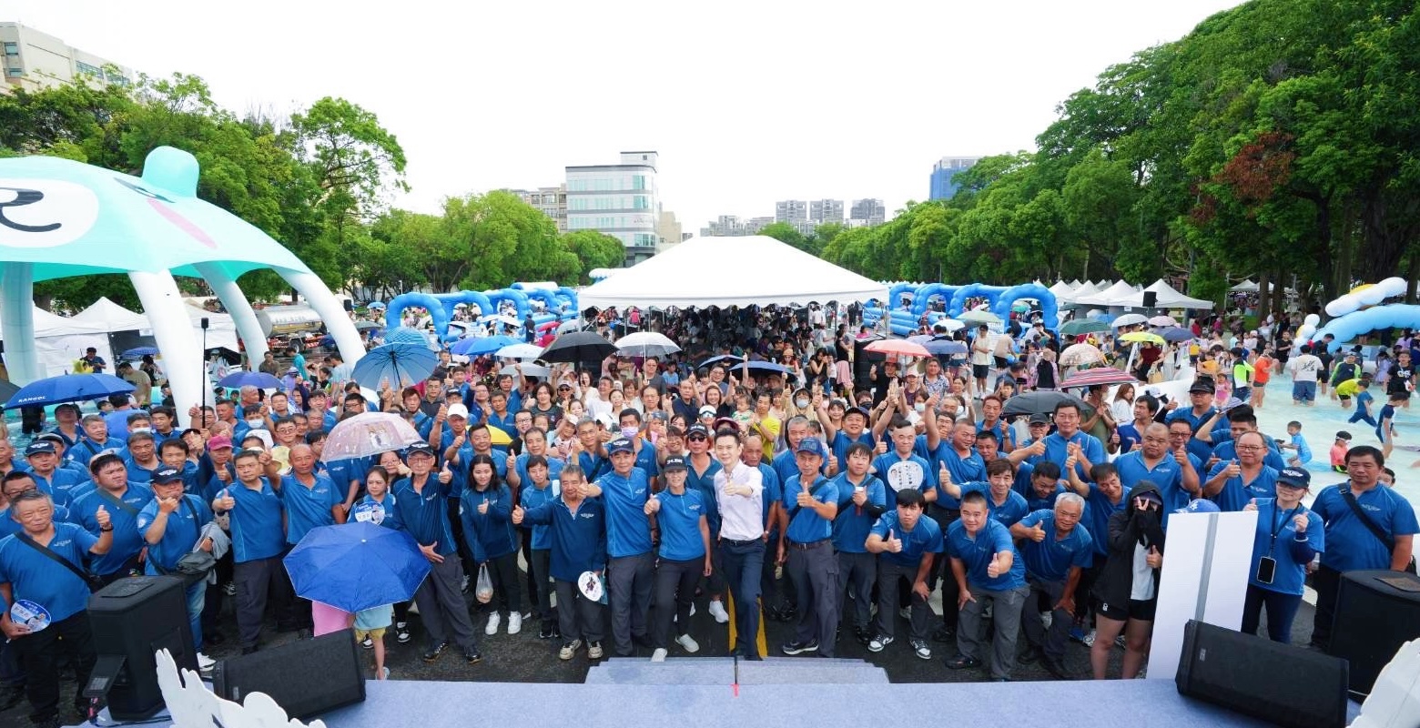 竹北水樂園活動湧3萬人 鄭朝方特設家庭日致敬清潔隊:讚「城市英雄」 242 竹北水樂園活動湧3萬人 鄭朝方特設家庭日致敬清潔隊:讚「城市英雄」 241