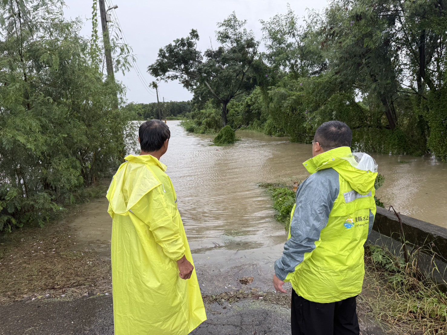 強降雨農田淹水、民宅進水 蔡易餘清晨荷苞嶼排水沿線視察 228 強降雨農田淹水、民宅進水 蔡易餘清晨荷苞嶼排水沿線視察 227
