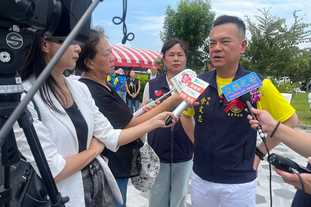 余文忠「繼續協尋」問是否支持普發2萬 林月琴回敬「我忙著替苗栗找答案」 222 余文忠「繼續協尋」問是否支持普發2萬 林月琴回敬「我忙著替苗栗找答案」 221